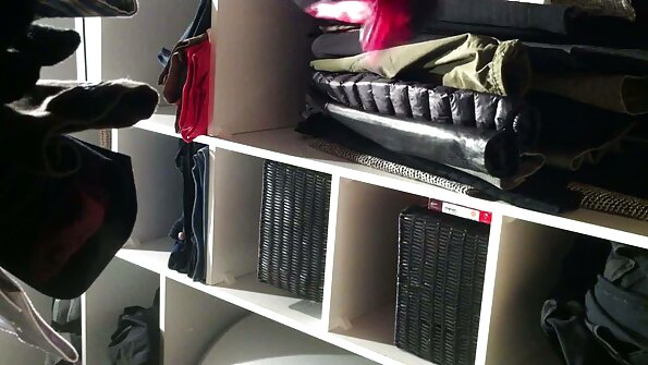 இருண்ட முலைக்காம்புகளைக் கொண்ட ஒரு பிச் நமக்கு முன் சில குத செக்ஸ் செய்கிறது