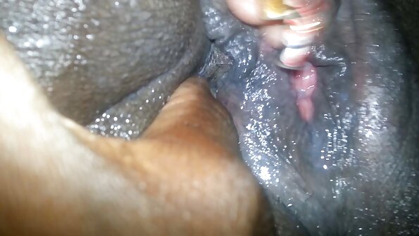 ஒரு பொன்னிறம் அவளது டில்டோவை படுக்கையில் அவள் ஈரமான பிடுங்கலுக்குள் ஆழமாக தள்ளுகிறது