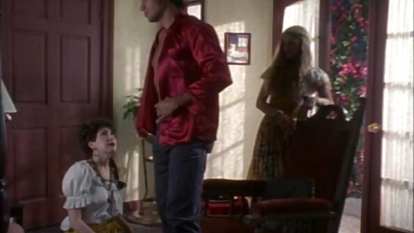 குத உடலுறவை அனுபவிக்கும் ஒரு பொன்னிறம் அவளுக்கு பின்னால் ஒரு டிக் வருகிறது