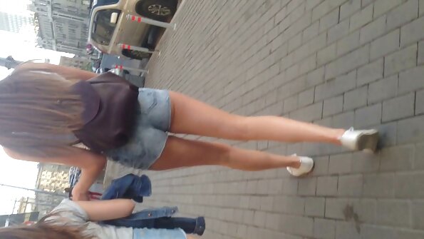 மசாஜ் செய்யும் ஒரு பொன்னிறம் மேஜையில் சரி செய்யப்பட்டது