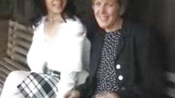 ஒரு அழகான கழுதையுடன் ஒரு பொன்னிறம் ஒரு பெரிய சேவல் சவாரி மூலம் பறக்கிறது