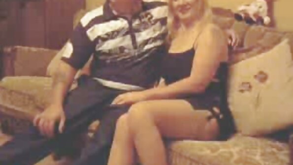 ஒரு கவர்ச்சியான கழுதையுடன் ஒரு பொன்னிறம் சோபாவில் மிகவும் கடினமாக உள்ளது