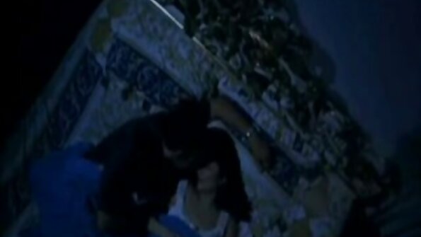 பெரிய புடைப்புகள் கொண்ட ஒரு பொன்னிறம் அவளது முழங்காலில், அவளுடைய மனிதனுக்கு ஒரு அடி வேலை கொடுக்கிறது