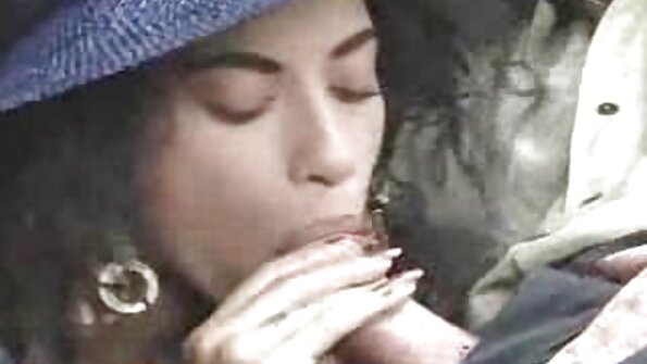 ஒரு அழகி டீன் அழகா ஒரு ஐஸ்கிரீம் லாரியின் பின்புறத்தில் சிறிது உடலுறவு கொள்கிறாள்