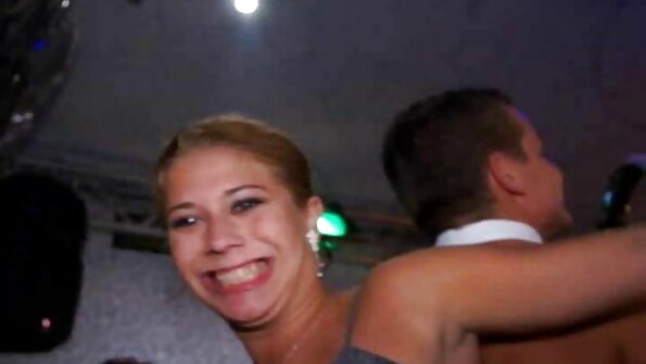 சிறிய கழுத்துகள் கொண்ட ஒரு அழகி அவளது கழுத்தில் மிகவும் கடினமாக உள்ளது