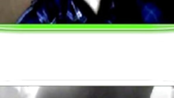 ஒரு அழகான பெண் சிரித்துக்கொண்டே அவள் புண்ணில் ஆழமாக ஊடுருவி இருந்தாள்