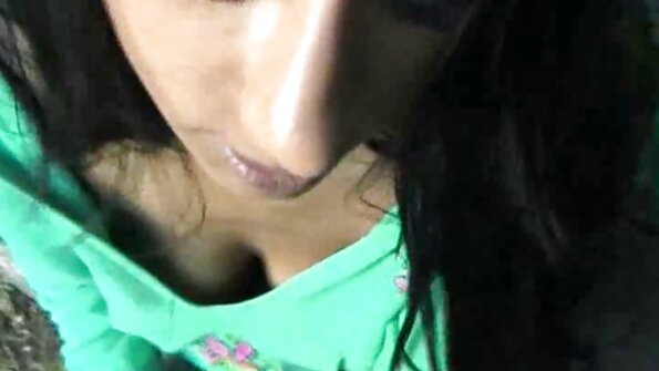 அபிமான ரெட்ஹெட் அலெக்ஸ் டேனர் வெளியே சாப்பிட்டான்