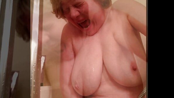 பெரிய புழுக்கள் கொண்ட ஒரு சூடான அமெச்சூர் இன்று புல்லில் சிக்கியுள்ளது