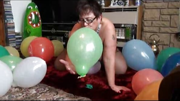 ஒரு கறுப்பு ஹேர்டு குஞ்சு அவளது கன்ட் உள்ளே தள்ளுகிறது