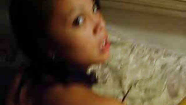 ஒரு சூடான ஸ்லட் அவளது உள்ளாடைகளை கிழித்தெறிந்து கொண்டிருக்கிறாள், அதனால் அவள் குடுத்தாள்