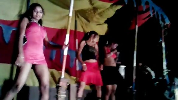 ஒரு குதிரை கழுதை பெண்ணுடன் குளியலறையில் அனைத்து குத குழி