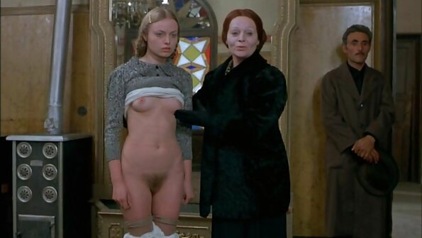 உறிஞ்ச விரும்பும் ஒரு சிவப்பு தலை அவளது மெலிந்த உடலை அடித்துக்கொண்டிருக்கிறது