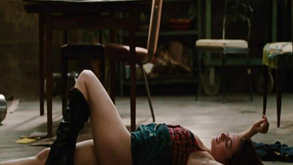 மொட்டையடித்த புண்ணைக் கொண்ட ஒரு கவர்ச்சியான சேறு அவள் வாயில் ஒரு டிக் வருகிறது