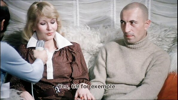 தணிக்கையில் அழகான அழகி பல்வேறு வழிகளில் நீட்டப்படுகிறார்