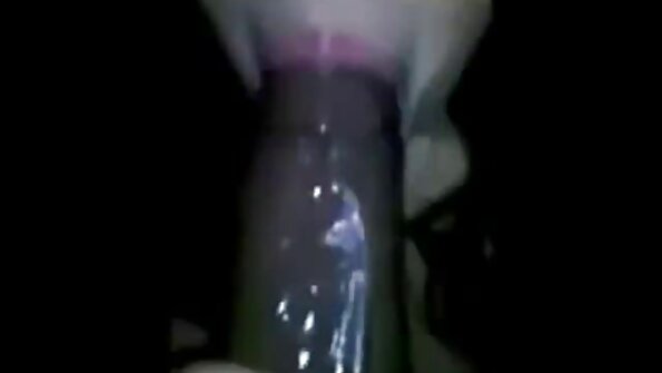 பெரிய மில்ஃப் ரம்ப் ஒரு நாய்க்குட்டி பாணியில் கவர்ச்சியாக இருக்கிறது