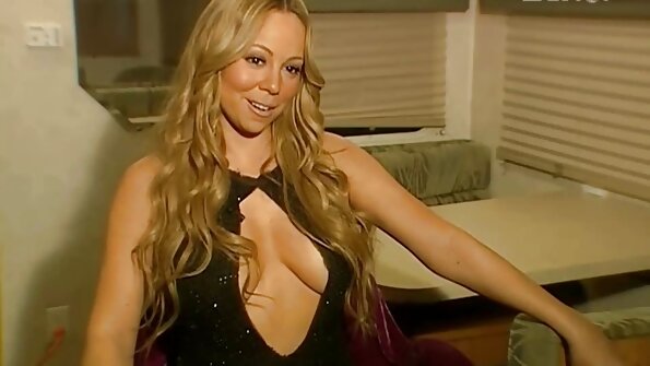 ரஷ்யாவைச் சேர்ந்த பிச்சி பெண் ஒரே நேரத்தில் இரண்டு ஸ்டாலியன்களால் சிக்கிக்கொண்டாள்