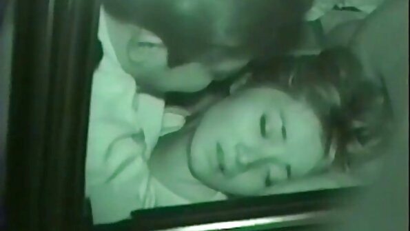 கருப்பு மற்றும் வெள்ளை குஞ்சு ஒரு பட்டியில் ஒரு பையனுடன் மூன்று பேரைச் செய்கிறது