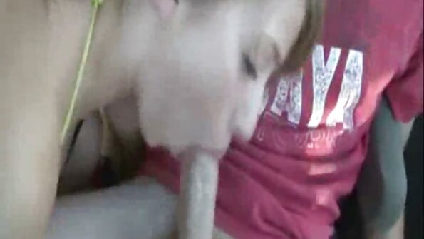 பொன்னிற மில்ஃப் மற்றும் இளம் எஜமானி படுக்கையில் லெஸ்பியன் அன்பை உருவாக்குகிறார்கள்