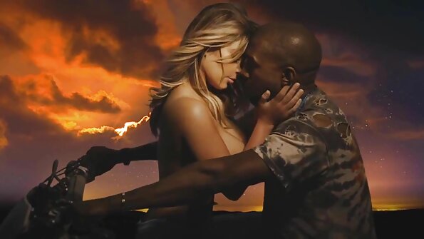 ஒரு பெரிய கழுதை காகம் கொண்ட கூந்தல் அவளது குஞ்சில் மெல்ல வருகிறது, அவளுக்கு அது மிகவும் பிடிக்கும்