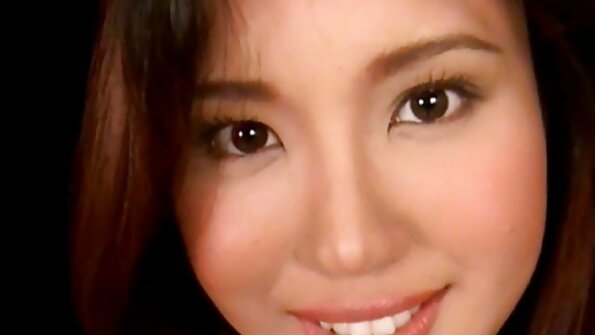 பெரிய பந்துகளின் நல்ல தொகுப்பைக் கொண்ட ஒரு பெரிய டிக் ஒரு சிறிய பிட்சை ஊடுருவுகிறது