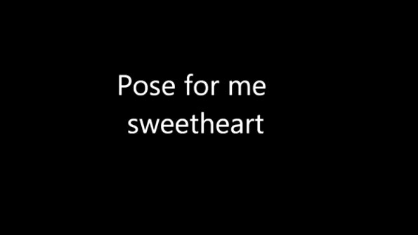 பெரிய கரடுமுரடான ஒரு கருப்பு ஹேர்டு பெண் தனது வாயை ஒரு டிக் மீது வைக்கிறாள்