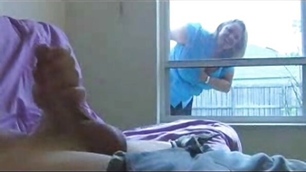 பெரிய டைட்டுகளைக் கொண்ட ஒரு பொன்னிறம் சோபாவில் அவளது குட்டையை ஊடுருவி வருகிறது