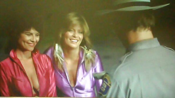 இயற்கையான மார்பகங்களைக் கொண்ட ஒரு பொன்னிறம் அவளது கழுதை ஒரு கடினமான டிக் மூலம் செருகப்பட்டுள்ளது