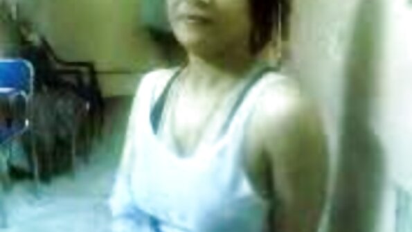 ஒரு அழகி அவள் முகத்தில் உறிஞ்சும் போது விந்துவை எவ்வளவு நேசிக்கிறாள் என்பதைக் காட்டுகிறது