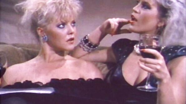 அபிமான டீன் ஏர்லிங் எமிலி வில்லிஸ் இந்த POV காட்சியில் திணறுகிறார்