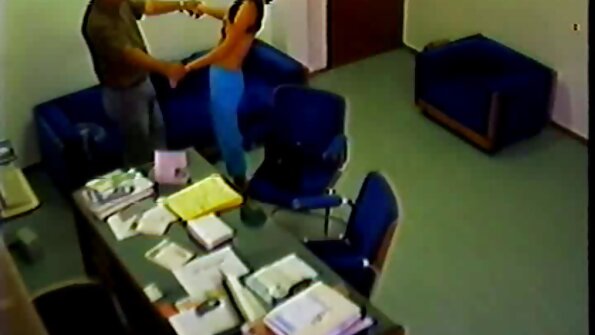 பெரிய கொம்புகள் கொண்ட ஒரு கொம்பு சேரி அவளுடைய பெரிய மனிதனால் கம்ஷாட் எடுக்கப்படுகிறது