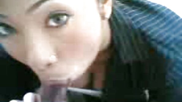 ஒரு சேட்டையாக இருப்பதை விரும்பும் ஒரு சூடான பதின்ம வயதினர் படுக்கை தாள்களில் சிக்கியிருக்கிறார்கள்