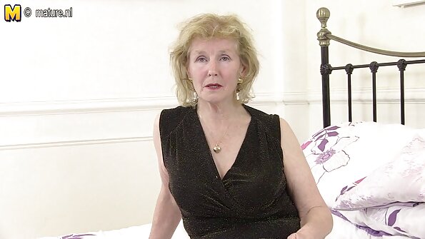 ஒரு காமம் நிரம்பிய குழந்தை அவளது முதுகில் படுக்கையில், ஒரு நண்பனைப் புணர்கிறது