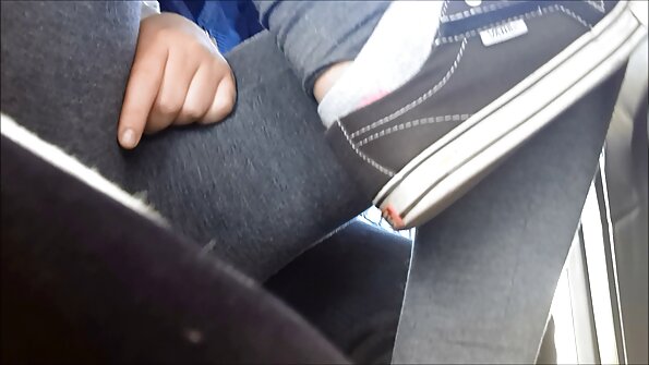 ருசியை உண்ணும் ஒரு கவர்ச்சியான குஞ்சு முகத்தைப் பெறுகிறது