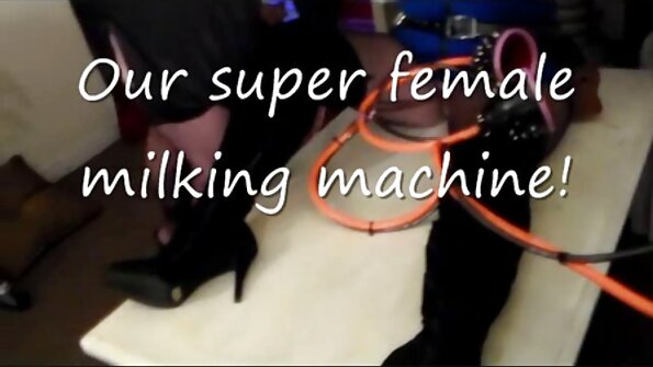 உற்சாகமான லெஸ்பியன்ஸ் செக்ஸ் பயிற்சி செய்ய படுக்கையறை ஒரு நல்ல இடம்