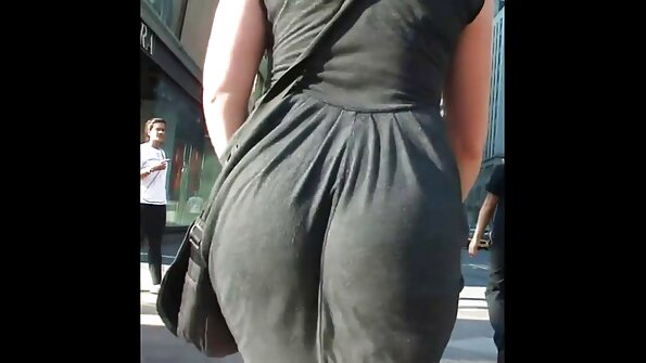 பிரம்மாண்டமான தடிப்புகள் கொண்ட பொன்னிற கூகர் தனது சேவல் போதுமான அளவு பெற முடியாது