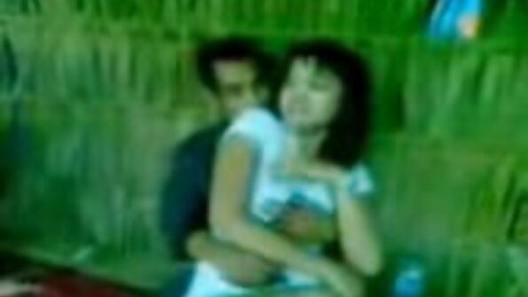 சிறிய நுனிகளுடன் பொன்னிறம் அவளது கவர்ச்சியான மந்திரக் கால்களைப் பெறுகிறது